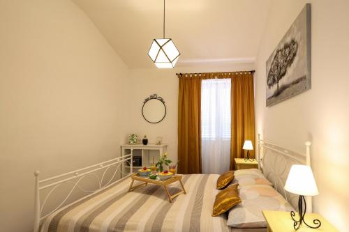 a bedroom with a bed and a table at Apartman Ruza 2 in Opric