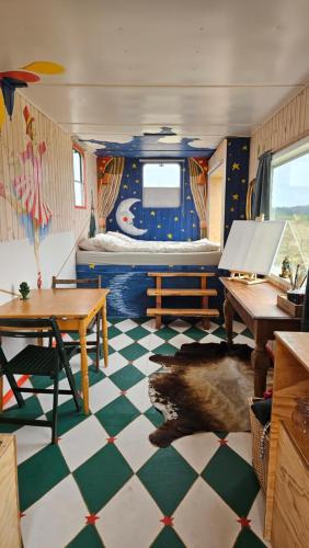 a room with a table and a room with a train at Benneweis in Brædstrup