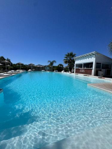 ein großes Becken mit blauem Wasser vor einem Gebäude in der Unterkunft La Siègià Resort spa in Massa Marittima