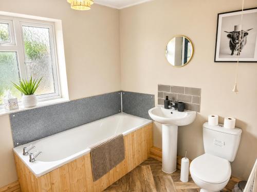 a bathroom with a tub and a sink and a toilet at The Flat in central Kirkby Stephen in Kirkby Stephen