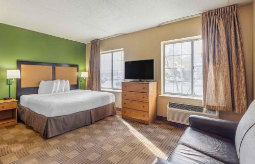 a hotel room with a bed and a television at Extended Stay America Select Suites - Chicago - Lombard - Oakbrook in Oakbrook Terrace
