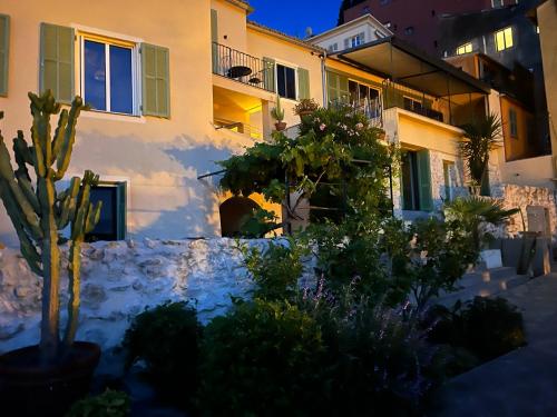 Lovely apartment in Vieux-Nice with Terrace, Garden and AC - 10 min to beaches and Promenade des Anglais