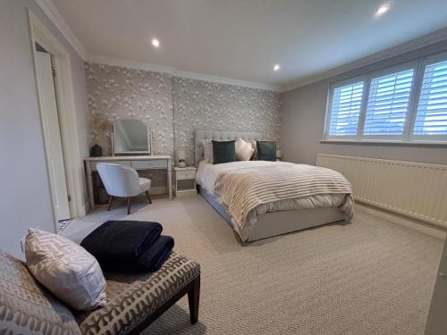 a bedroom with a bed and a desk and a chair at Ivy House in Stockbridge