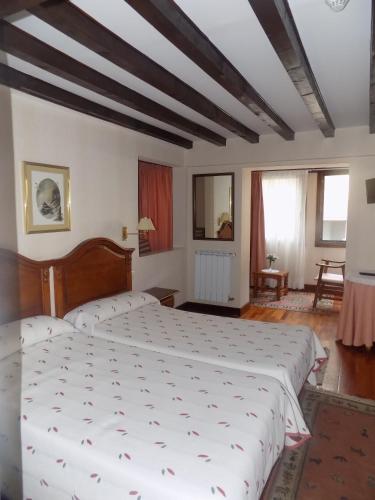 a bedroom with two beds in a room at Itsasmin Ostatua in Elanchove