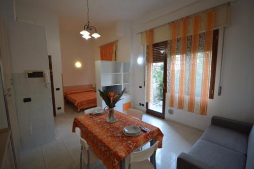 salon ze stołem i kanapą w obiekcie Riva Beach Apartment w mieście Riva Ligure