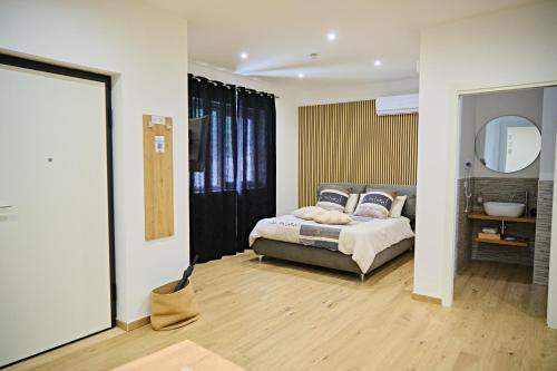 a bedroom with a bed and a sink and a mirror at RG MAISON - Room 35 in Morino