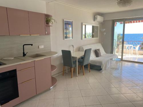 Beau studio front de mer Juan les pins vue mer exceptionnelle