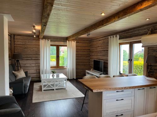 ein Wohnzimmer mit Sofa, Fernseher und Tisch in der Unterkunft Klaukse in Aabla