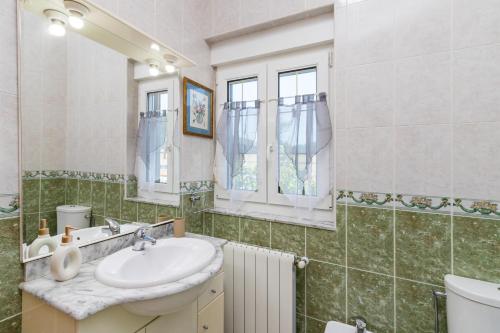 a bathroom with a sink and a toilet at Casa independiente entre mar y montaña in Puente San Miguel