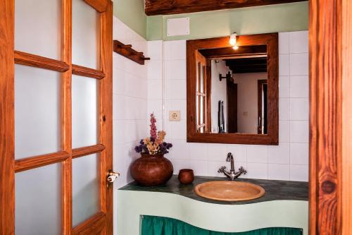 a bathroom with a sink and a mirror at Salazar in Mazo