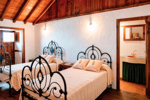 a bedroom with two beds in a room at Salazar in Mazo