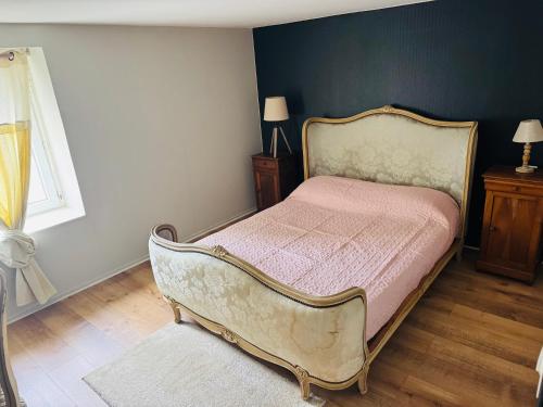 a bedroom with a bed with a pink blanket at Saint Malo centre lambety in Saint Malo