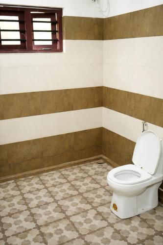 a bathroom with a toilet in a room at Mistnview By SHELTERS in Meppādi