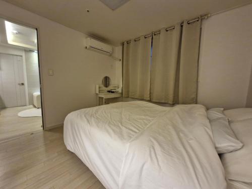 a bedroom with a large white bed in it at 화곡역 에스엠파크빌 in Seoul