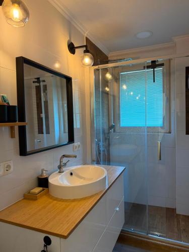 Neu renoviertes Apartment nahe Flughafen Wien Schwechat I mit Parkplatz & 2 Schlafzimmer