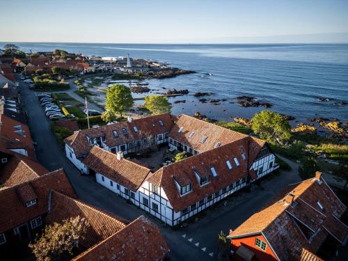 eine Luftaufnahme einer Stadt am Wasser in der Unterkunft Allinge Badehotel in Allinge