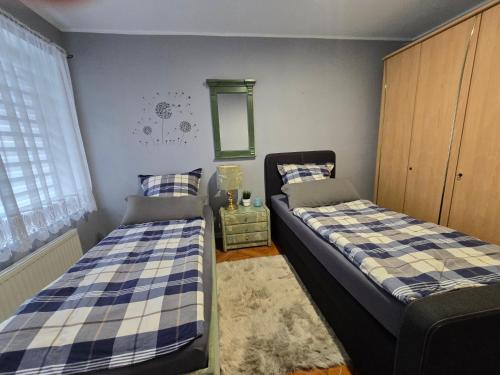 a bedroom with two beds and a window at SWINEMÜNDE Fewo Speckmann in Świnoujście