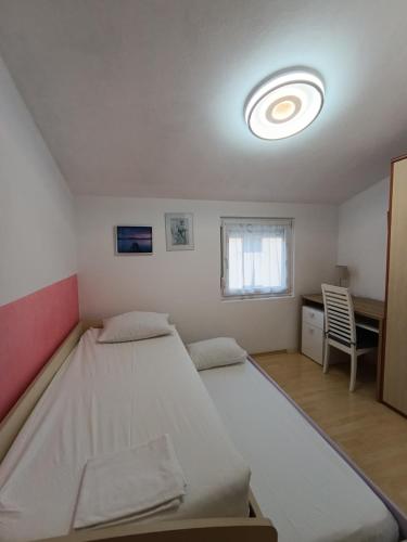a bedroom with a large white bed in a room at Bonaca in Rtina