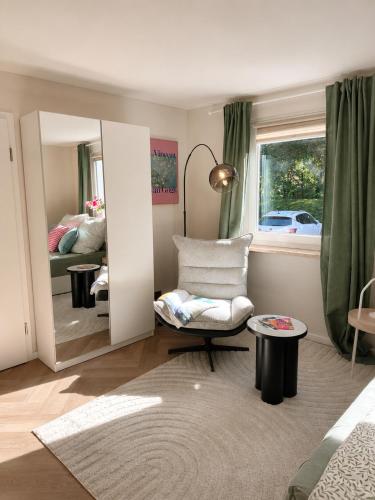 a living room with a mirror and a chair at Apartment am Innenstadtwall in Stadthagen