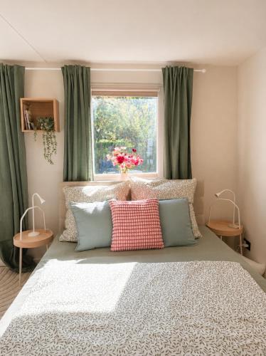 a bedroom with a bed with pillows and a window at Apartment am Innenstadtwall in Stadthagen