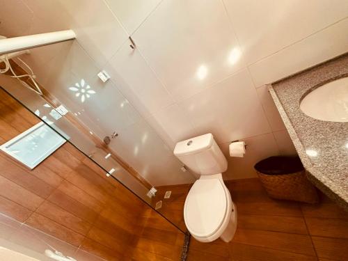 a bathroom with a toilet and a sink at Casa do Bento - Lençóis Maranheses in Santo Amaro