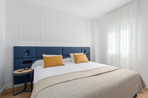 a blue and white bedroom with a large bed at Leo San Bruno in Isla Canela