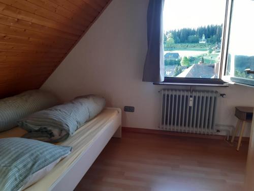 a small room with two beds and a window at Kopffrei auf 1000 m Wohnung 2 in Feldberg