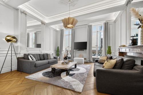 a living room with two couches and a table at 41 Maufoux By Bruno Colin - Parenthèse Élégante à Beaune in Beaune