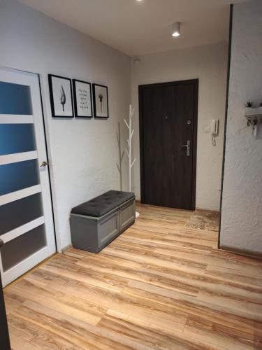 a room with a black door and a wooden floor at Apartament Przyjaźń in Tarnowskie Góry