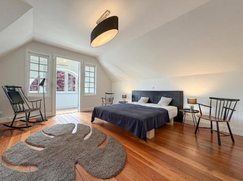 a bedroom with a bed and a rug at Villa Boddenwacht in Ahrenshoop
