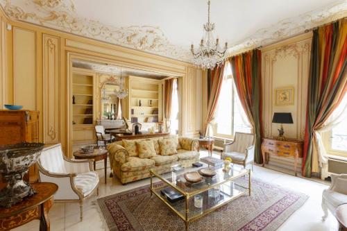Royal by the Trocadéro