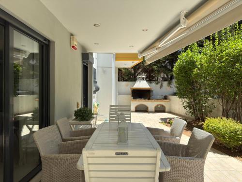 Glyfada Garden Retreat 2 Bedroom Terrace Apartment