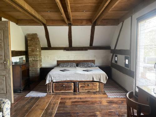 a bedroom with a bed in a room with wooden floors at Anna Porta in Kan