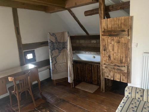 a room with a bath tub and a wooden floor at Anna Porta in Kan