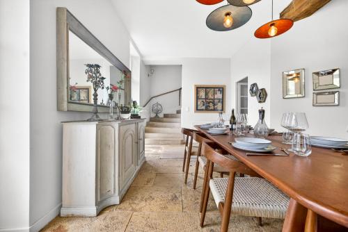 a dining room with a table and chairs at Fanny à la Campagne in Nantoux