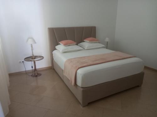 a bedroom with a large bed with two pillows at Residence Fazenda - Piscina in Praia