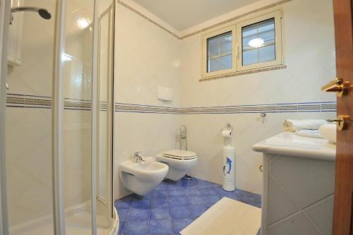 サンタ・マリア・ナヴァッレゼにあるApartment Bluのバスルーム(シャワー、トイレ、シンク付)
