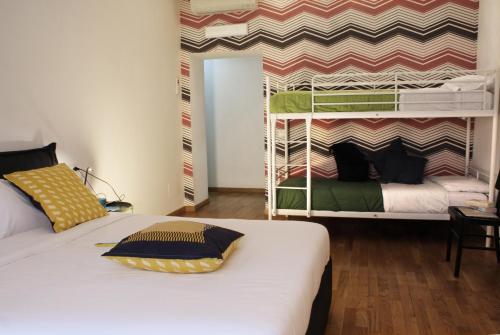 A bed or beds in a room at La Controra Guesthouse Roma