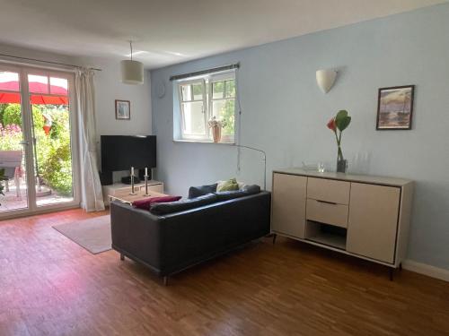a living room with a couch and a table at Ferienwohnung Meding am See in Schondorf am Ammersee