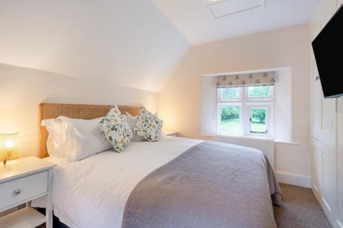 a bedroom with a white bed with pillows and a window at 1 Bed in Exton oc-e42799 in Exton