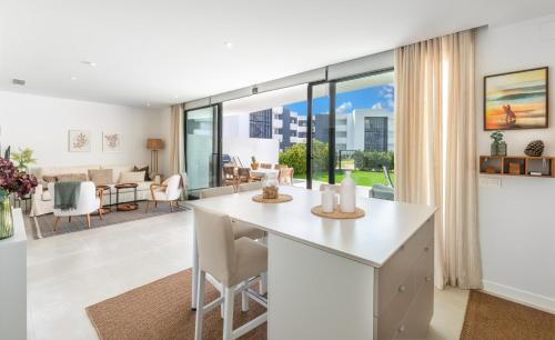 Higuerón West Alicia - Modern Apartment with Garden & Pool View