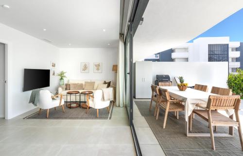 Higuerón West Alicia - Modern Apartment with Garden & Pool View
