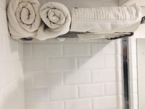 un toallero con toallas en el baño en Apartamento Rialto, en Málaga