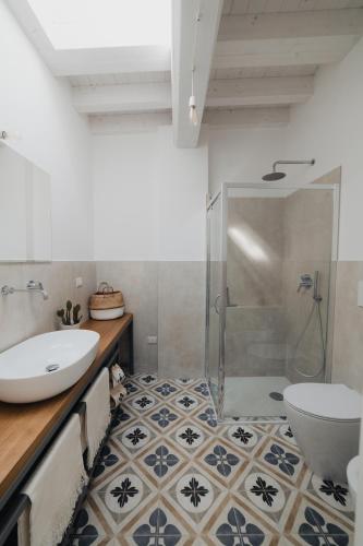 a bathroom with a shower and a sink and a toilet at Fantastica casa in stile mediterraneo - Al Ficodindia in Torre San Giovanni Ugento