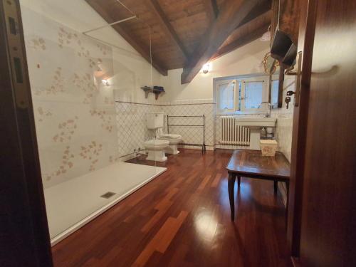 a bathroom with two toilets and a bath tub at B&b Villa Giò in Cremeno