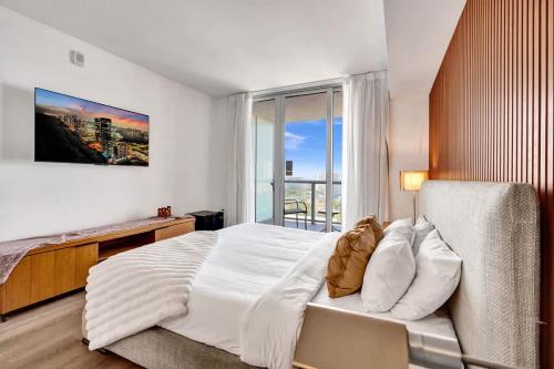 a bedroom with a large bed and a window at Ocean & Canal View Studio Beach 8 Min Pool 1906 in Hallandale Beach