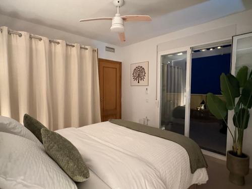 Duplex avec Jacuzzi, piscine, terrasses et vues a 180º sur la mer