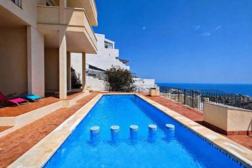 Duplex avec Jacuzzi, piscine, terrasses et vues a 180º sur la mer