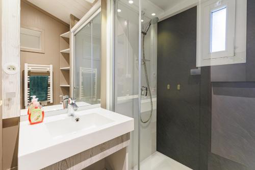 a bathroom with a sink and a shower at Azur de La Cigale -Conciergerieland in Azur
