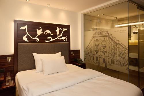 ein Schlafzimmer mit einem Bett, an dem ein Schild hängt in der Unterkunft Hotel Scheuble in Zürich